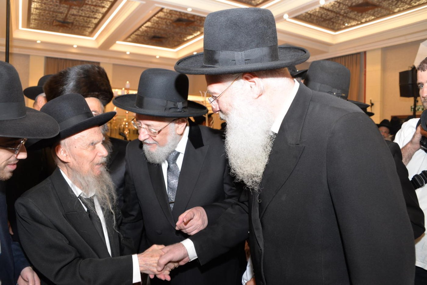 הרב אליעזר סורוצקין חיתן את בנו • צפו בגלריה