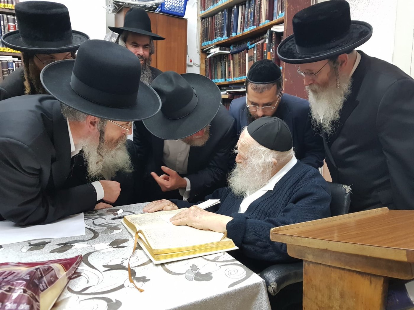 רבה של בית חלקיה הוכתר בבית הגדולים