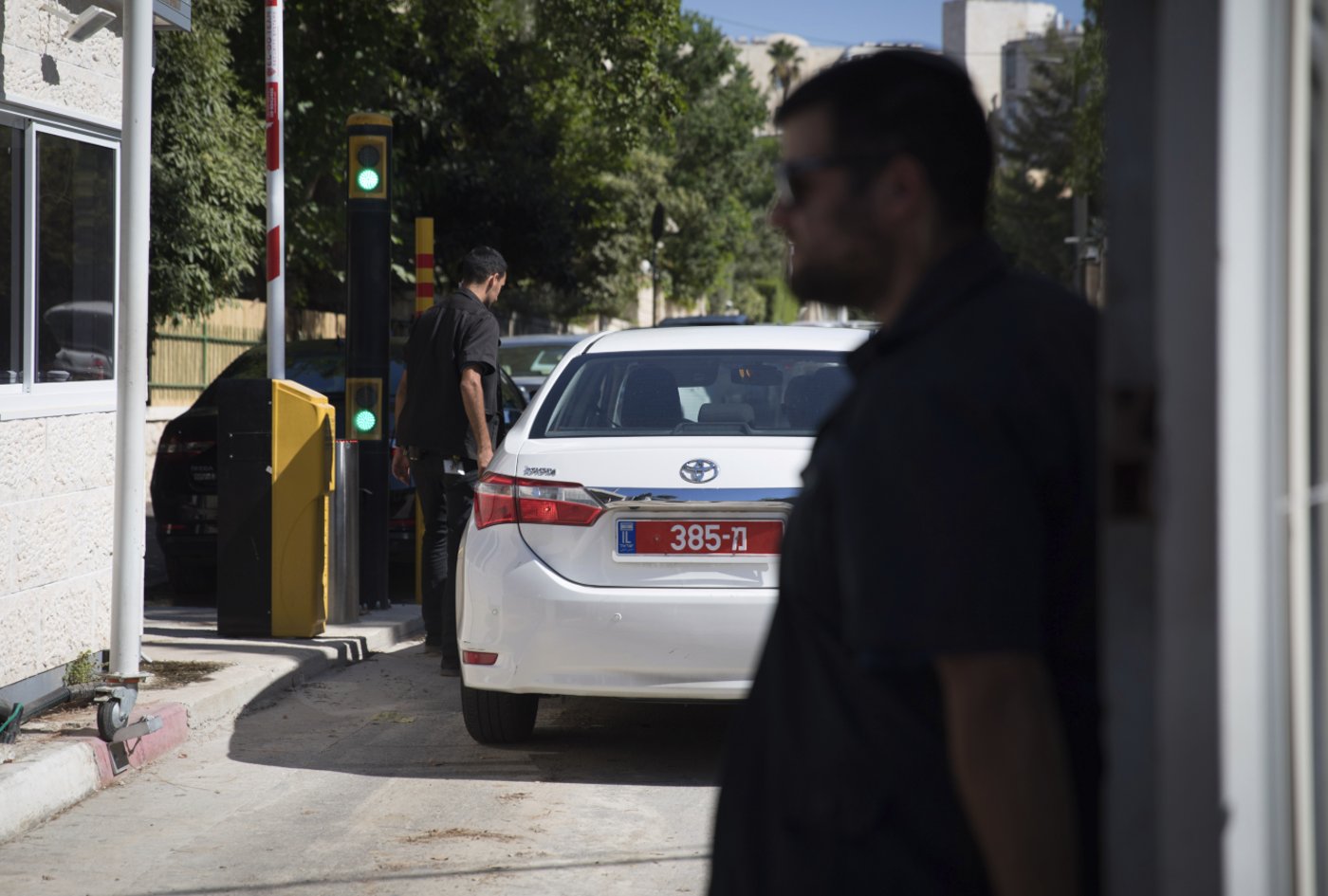 החוקרים נכנסים למעון רה"מ, אתמול
