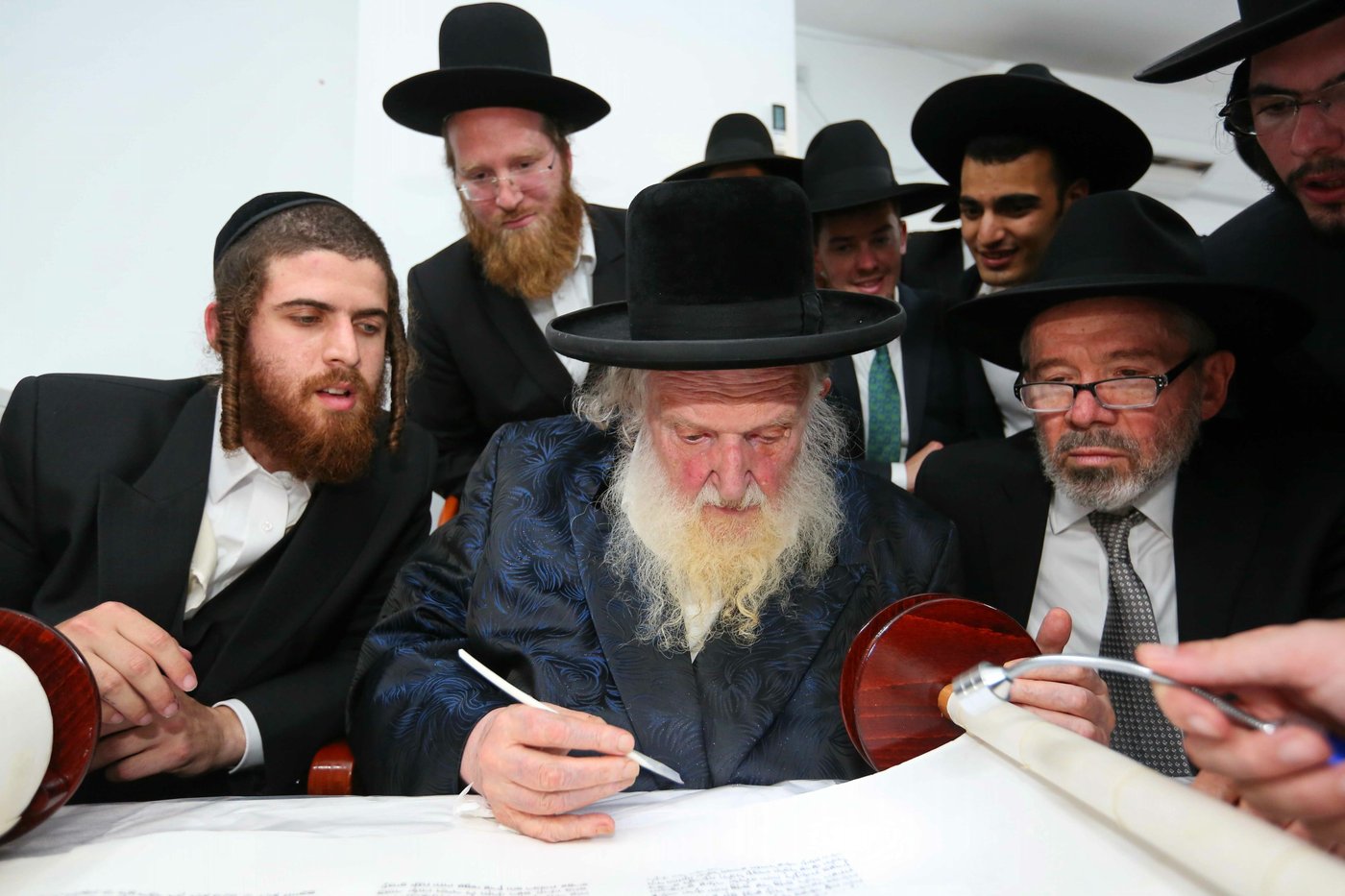 הכנסת ספר תורה לישיבת הגר"מ שטרנבוך • צפו