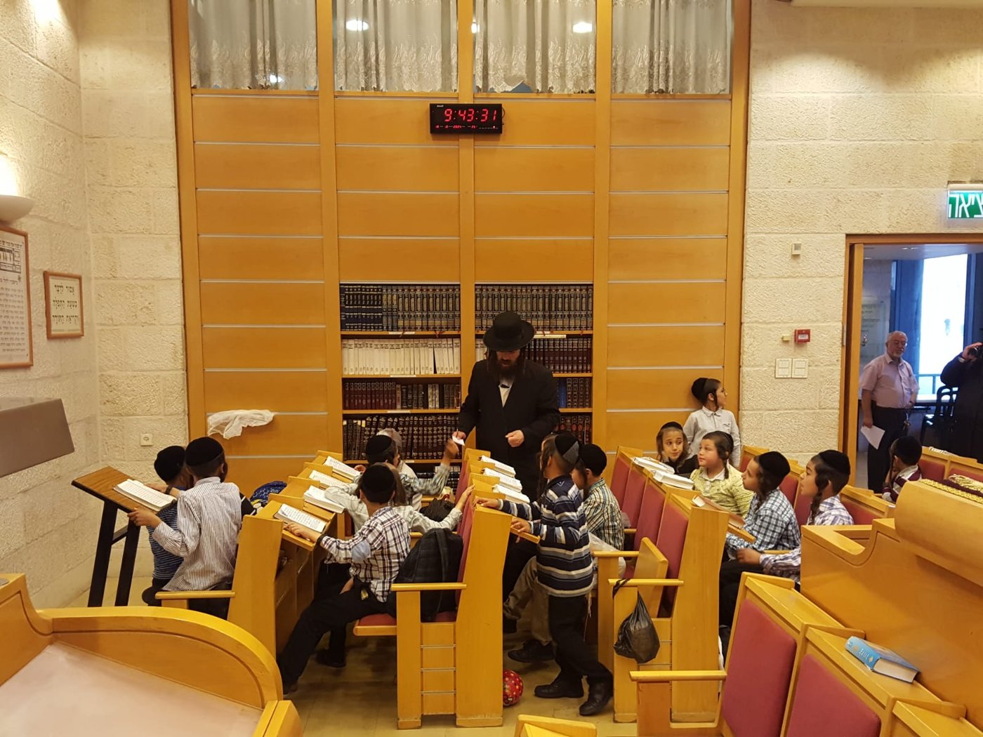 הילדים לומדים בבית הכנסת שבבנין העירייה