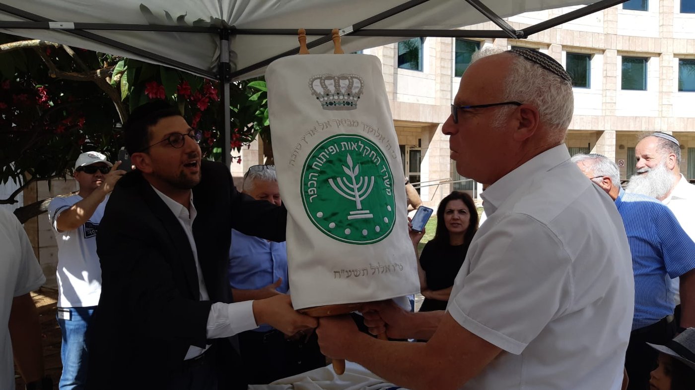 לראשונה: משרד ממשלתי רכש ספר תורה
