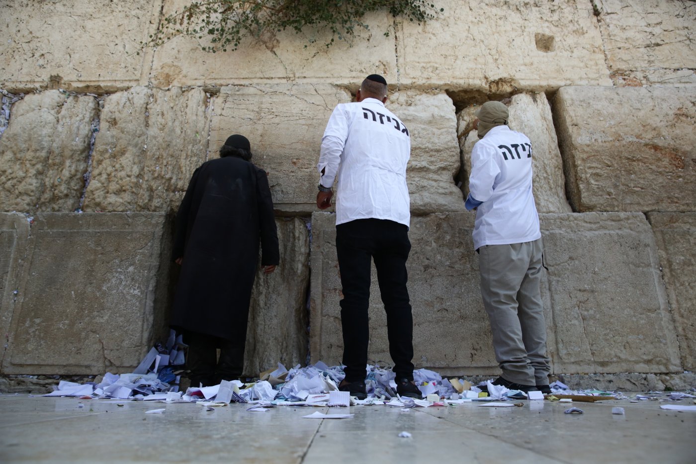 אבני הכותל נבדקו ב'אולטראסאונד'; הפתקים נשלפו במקל