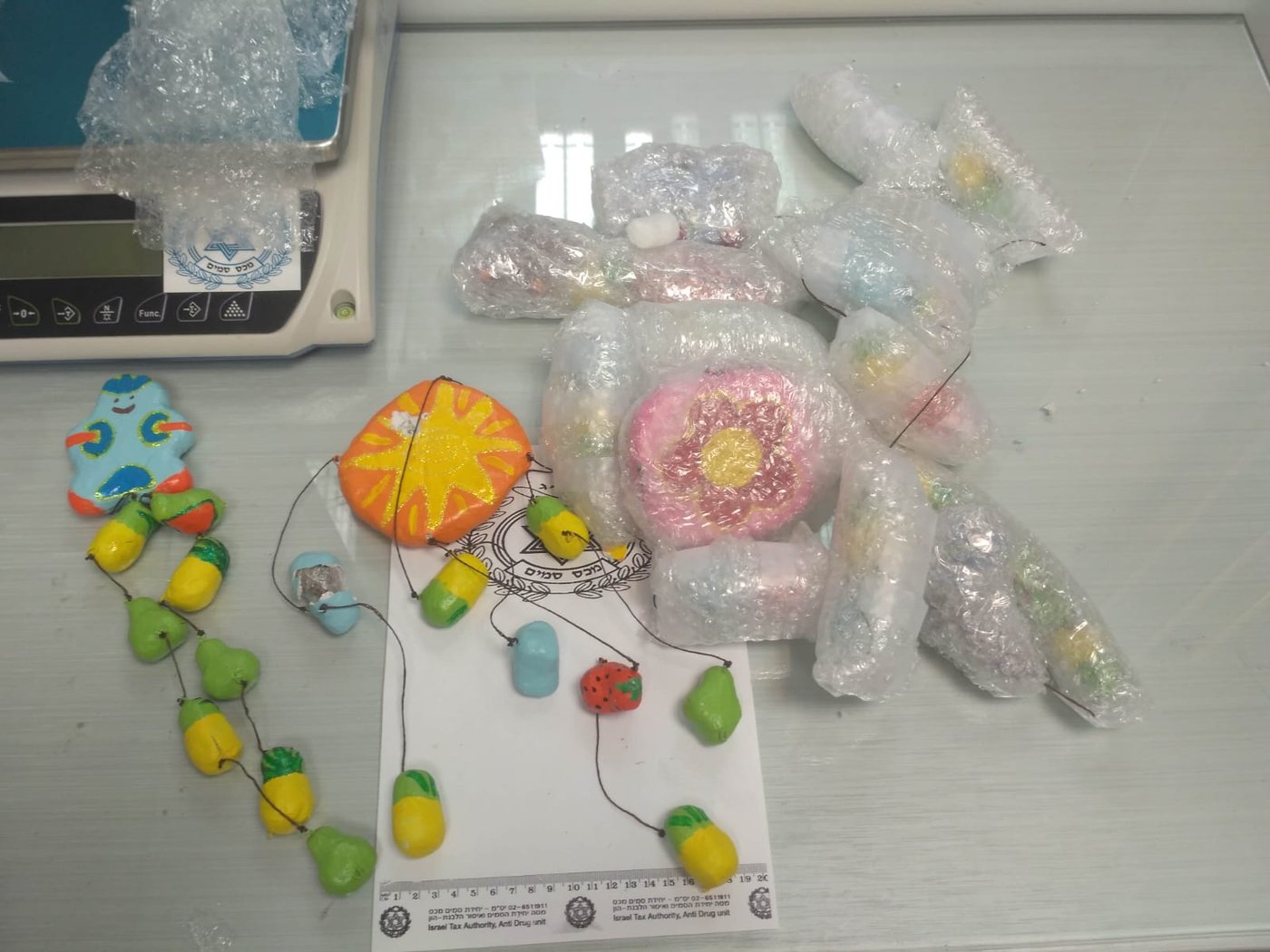 החשיש המסוכן הוסתר במובייל לתינוק • צפו