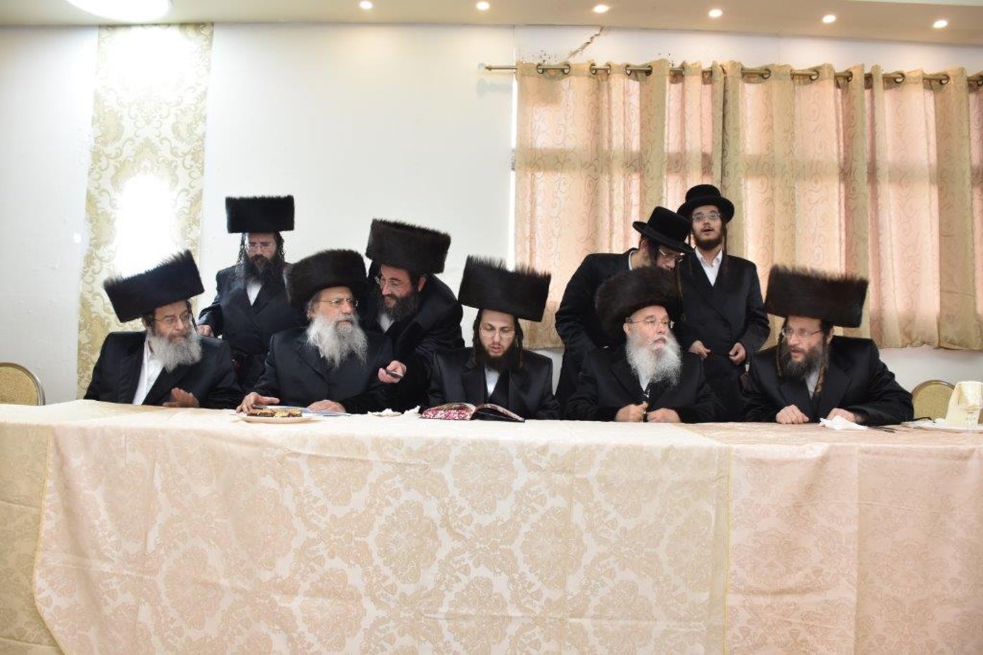 שמחת החתונה בחצרות ערלוי - קומרנא. צפו