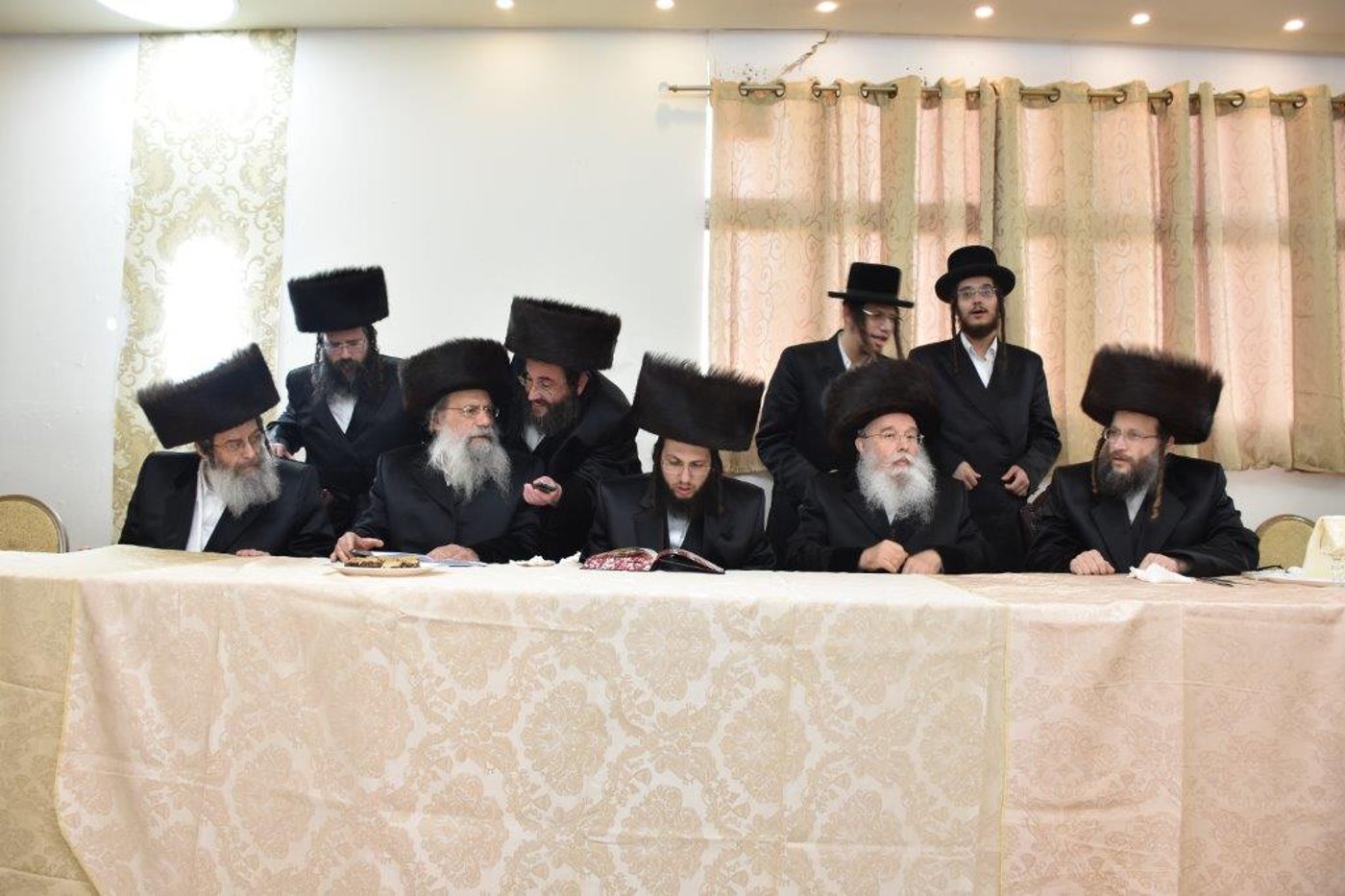 שמחת החתונה בחצרות ערלוי - קומרנא. צפו