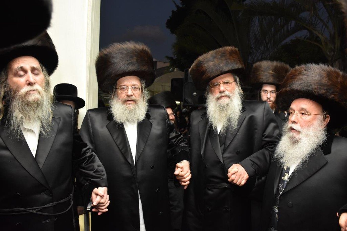שמחת החתונה בחצרות ערלוי - קומרנא. צפו
