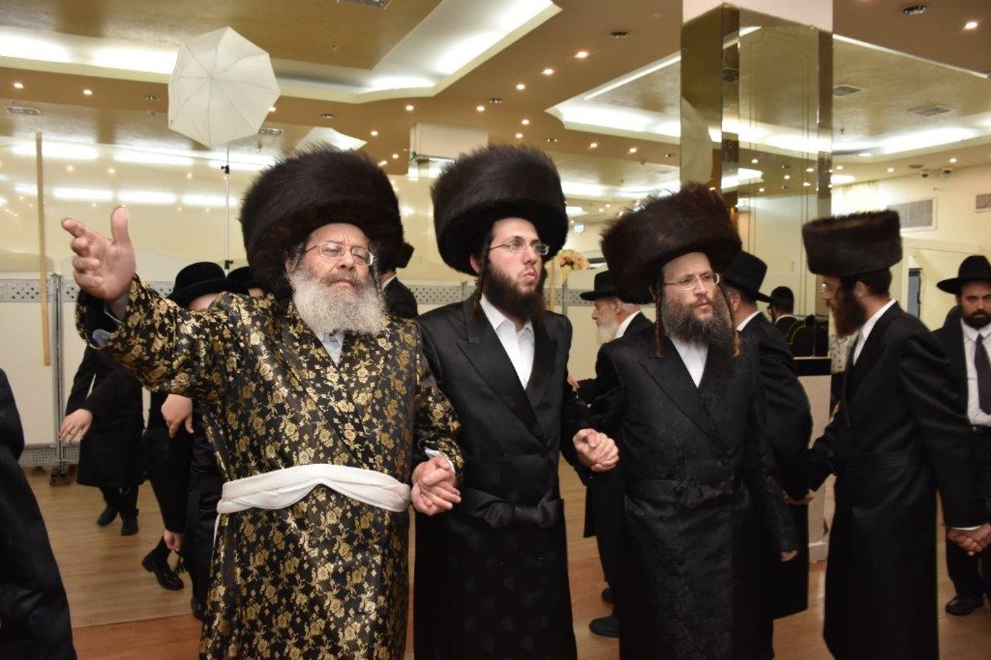 שמחת החתונה בחצרות ערלוי - קומרנא. צפו