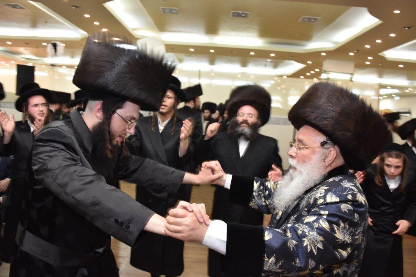 שמחת החתונה בחצרות ערלוי - קומרנא. צפו