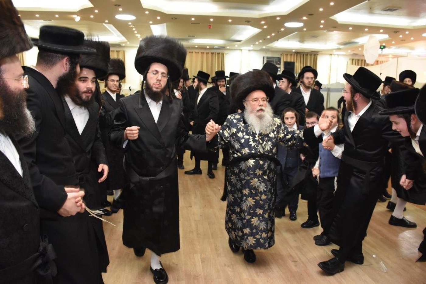 שמחת החתונה בחצרות ערלוי - קומרנא. צפו