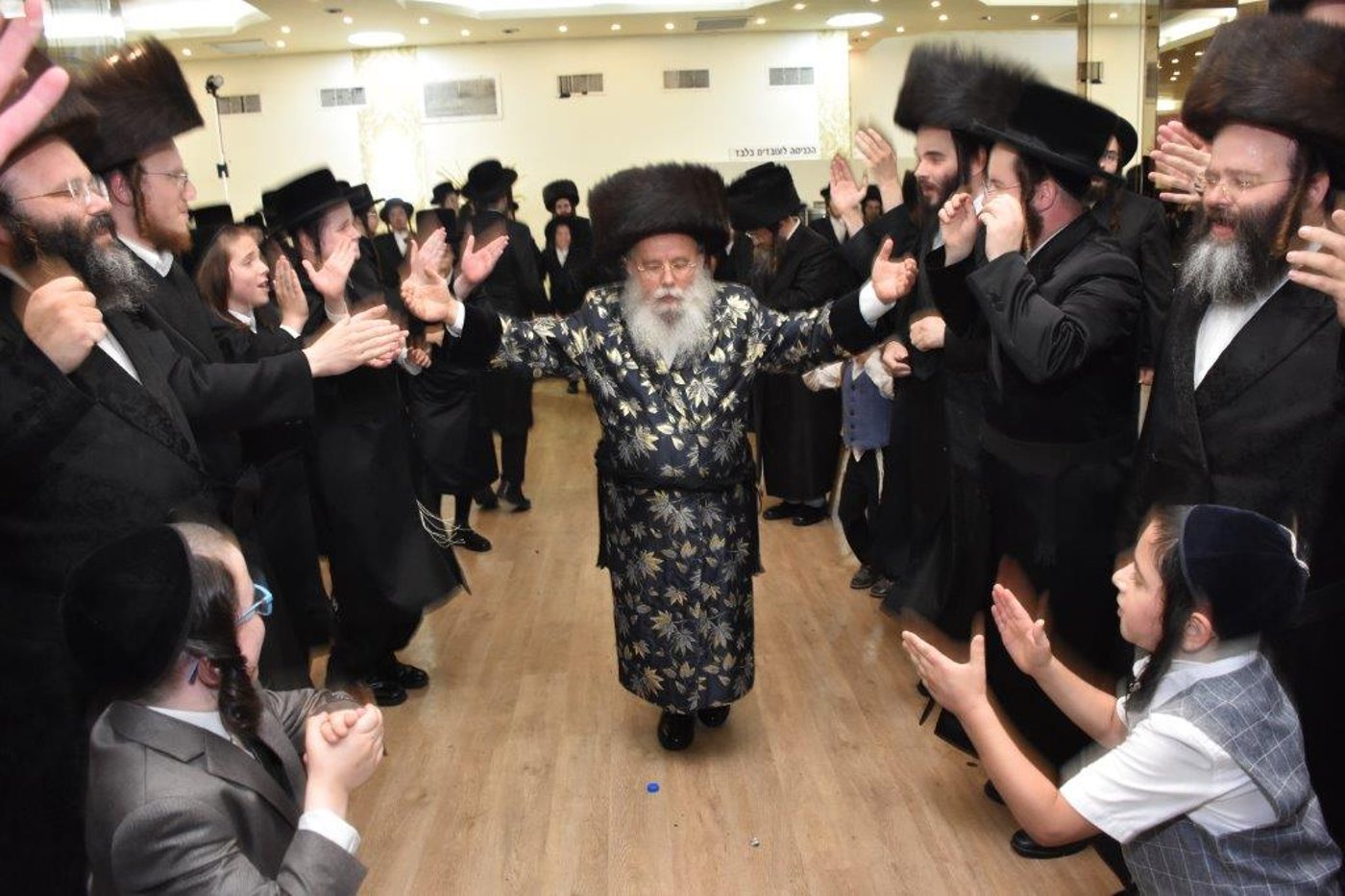 שמחת החתונה בחצרות ערלוי - קומרנא. צפו