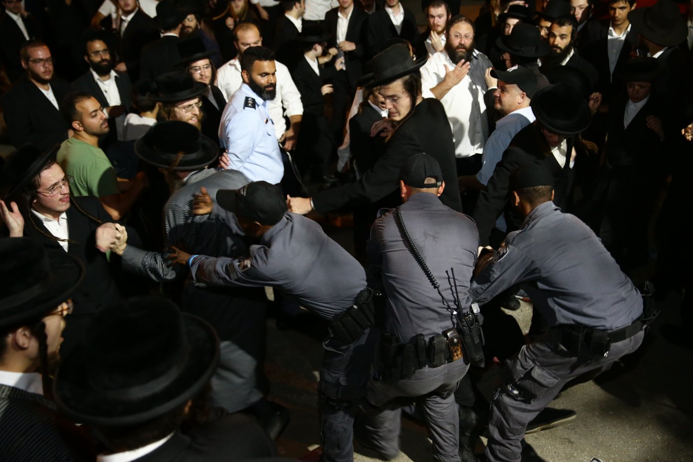 כך התפזרו המפגינים מול 'יריד התעסוקה' לחרדים