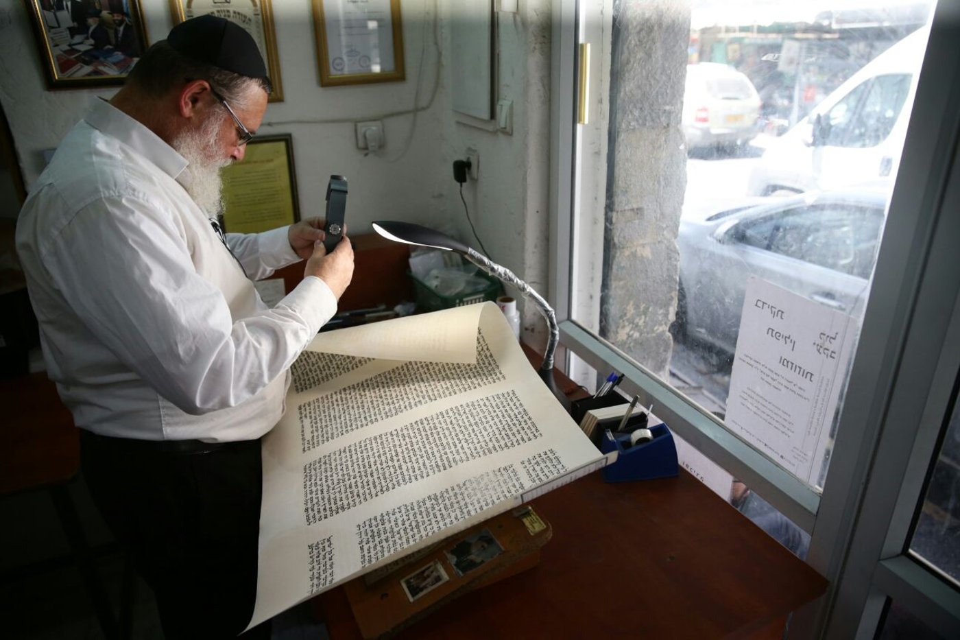 הצצה לחדר העבודה של הסופר משכונת הבוכרים