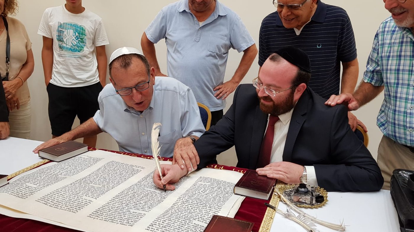 ערב ראש השנה: רון חולדאי כתב אות בספר תורה ופצח בריקוד