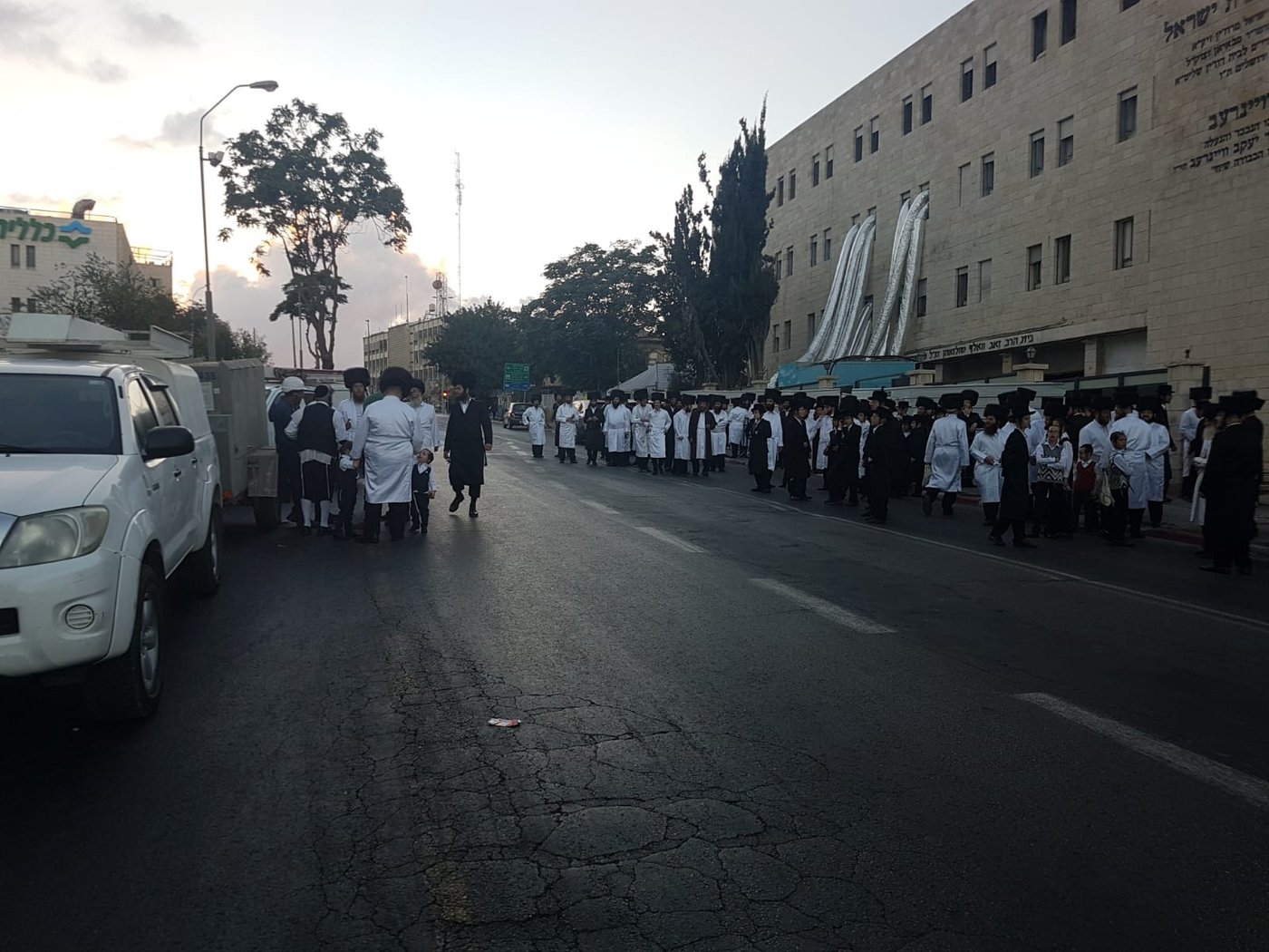 הרבי הורה: "אם אין גויים, לבטל את התפילות בקלויז"