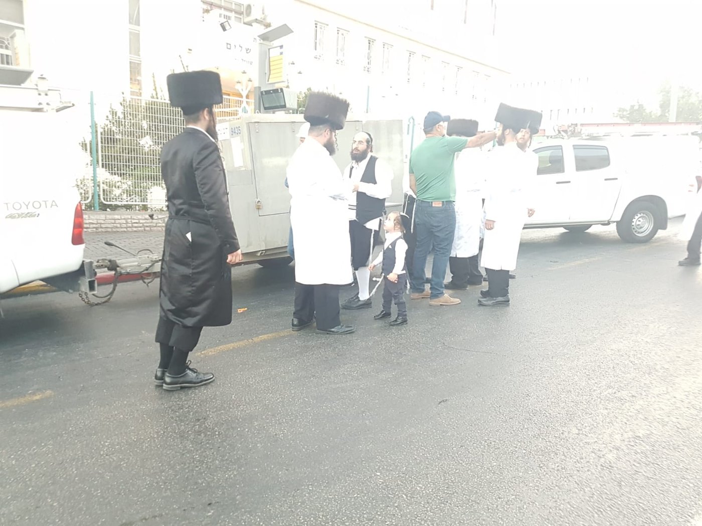 הרבי הורה: "אם אין גויים, לבטל את התפילות בקלויז"