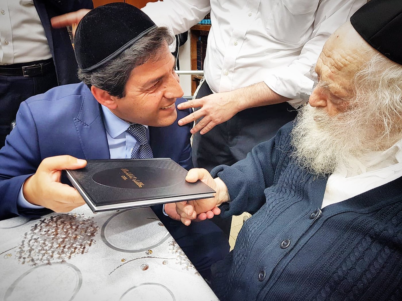 מרן שר התורה העניק את ספרו לרב הסלבס