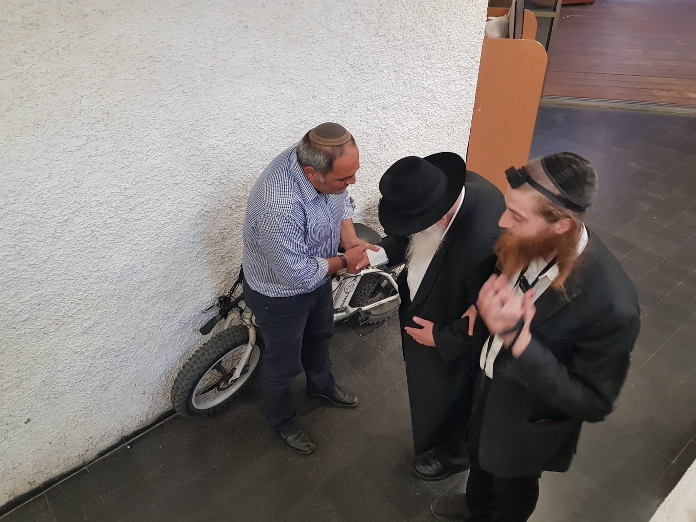 כך התקבל הגר"א נבנצל לאחר אירוסיו השניים • צפו