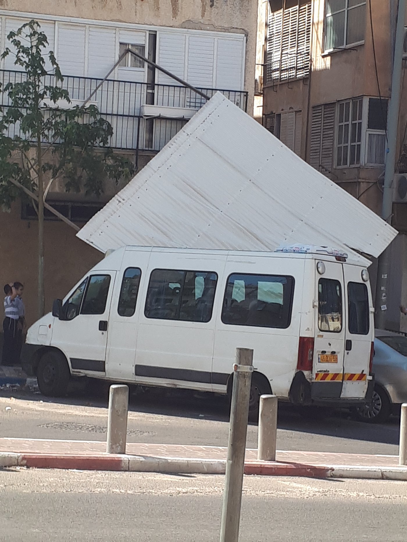הגג של הסוכה קרס, האישה ברחה וניצלה