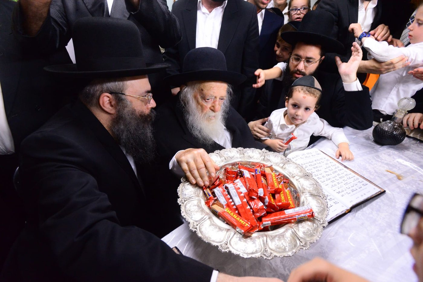 עם וופלים: שמחת החג אצל מרן הגר"ח קנייבסקי
