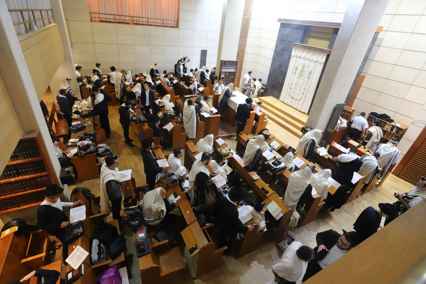 תיעוד מיוחד: ההיערכות לחג הסוכות בפריז • צפו