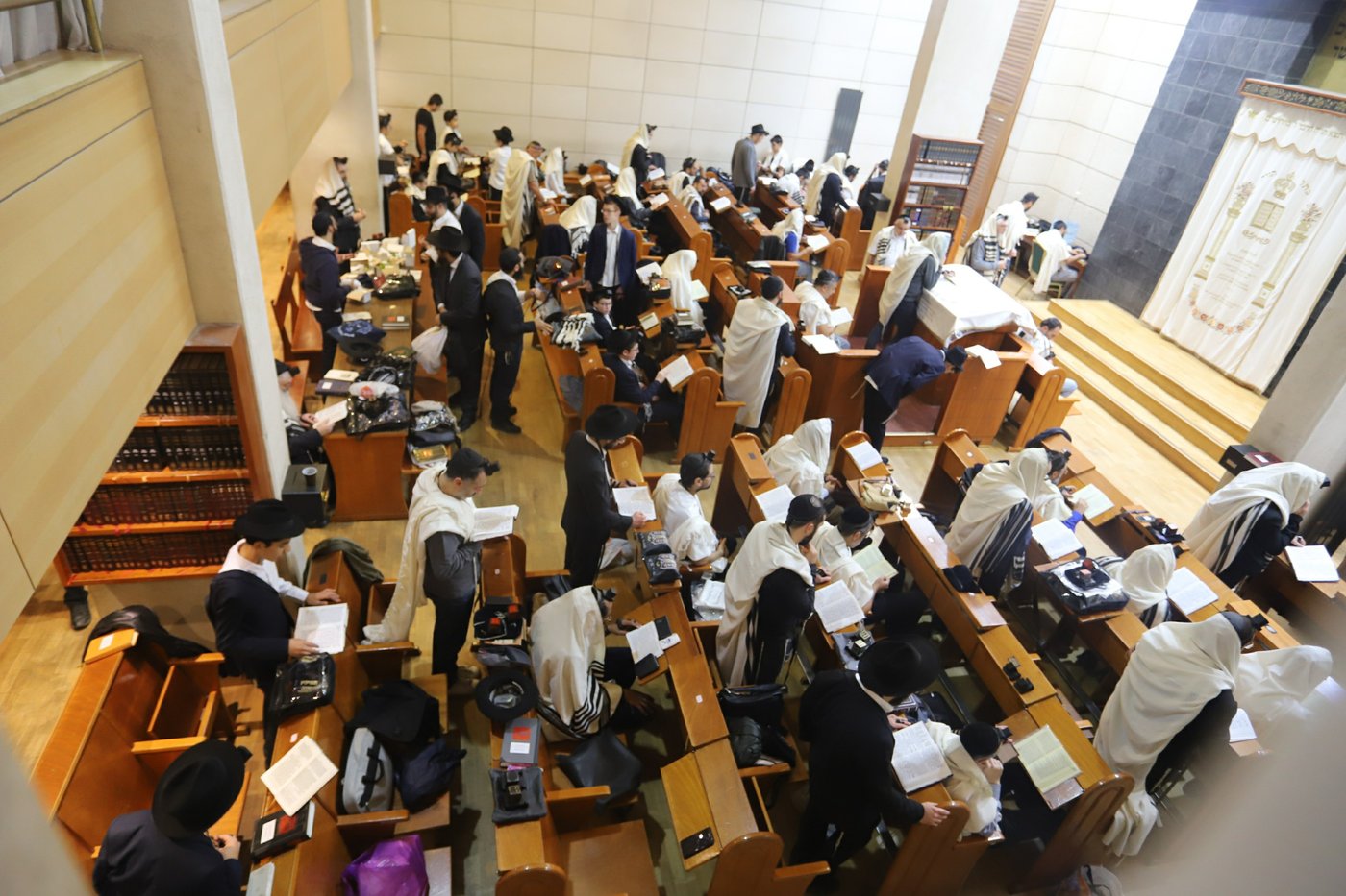 תיעוד מיוחד: ההיערכות לחג הסוכות בפריז • צפו