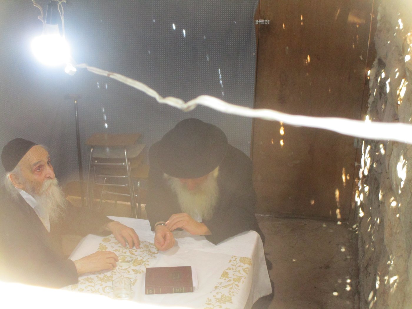 ביקור הגרב"ש דויטש אצל הגרמ"ד סולובייצ'יק - תועד מהחלון