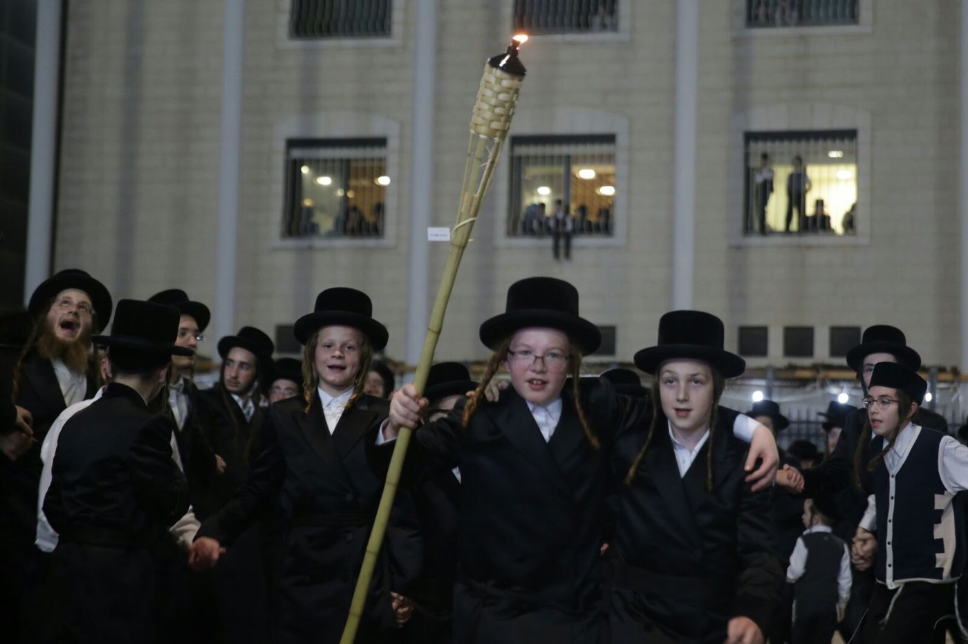 ולפידים בידיהם: שמחת בית השואבה בבעלזא