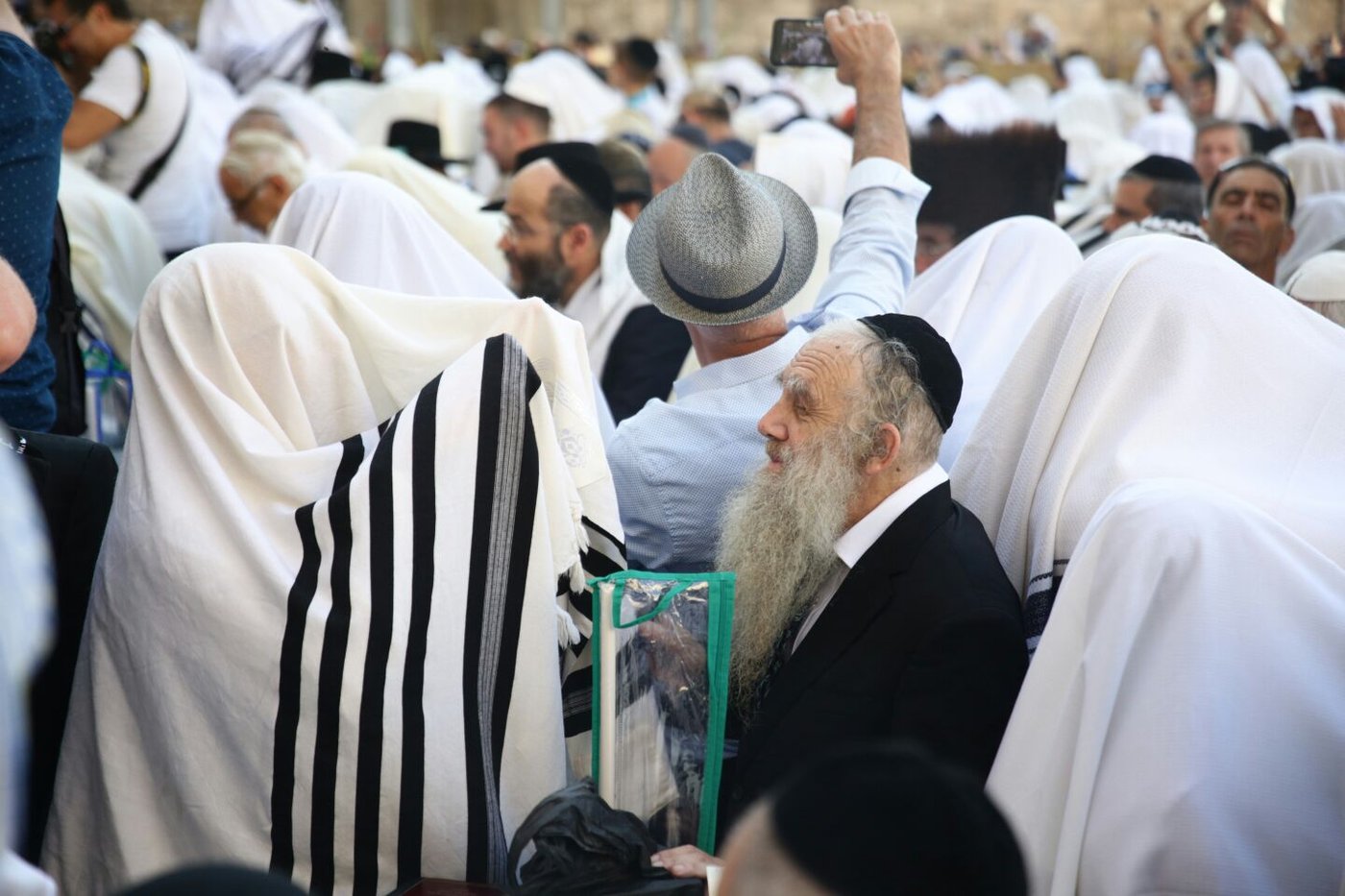 תיעוד: ברכת כהנים של שחרית - בכותל המערבי. צפו