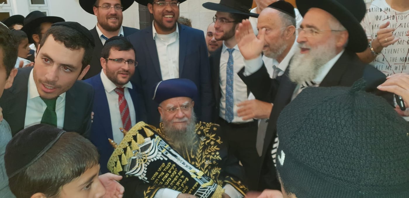 צפו: זקן הראשונים לציון שמח בשמחת התורה