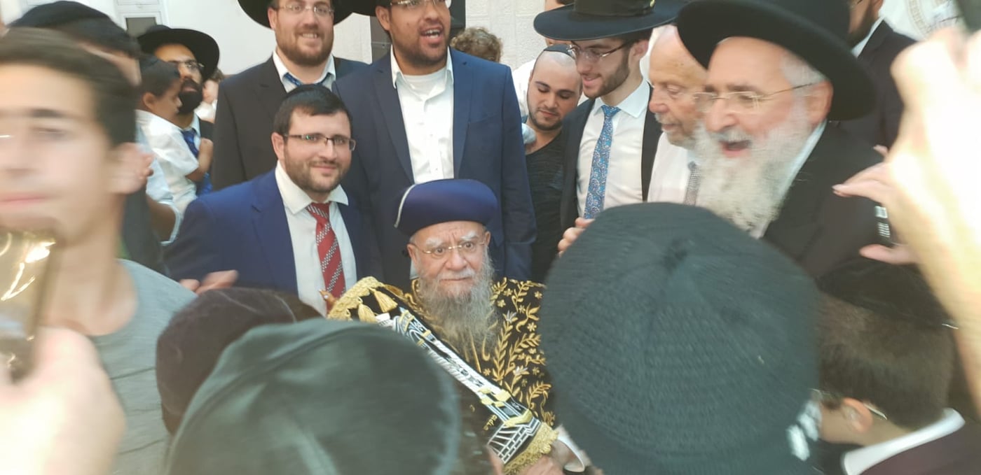 צפו: זקן הראשונים לציון שמח בשמחת התורה