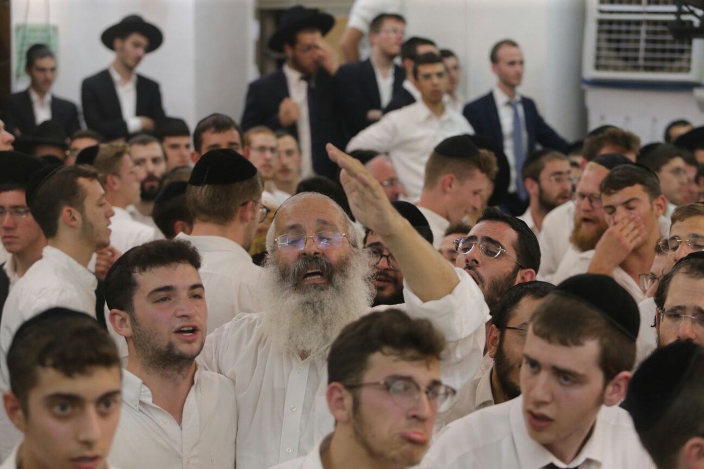 בדמעות ובגיל: הקפות שניות בישיבת רש"י