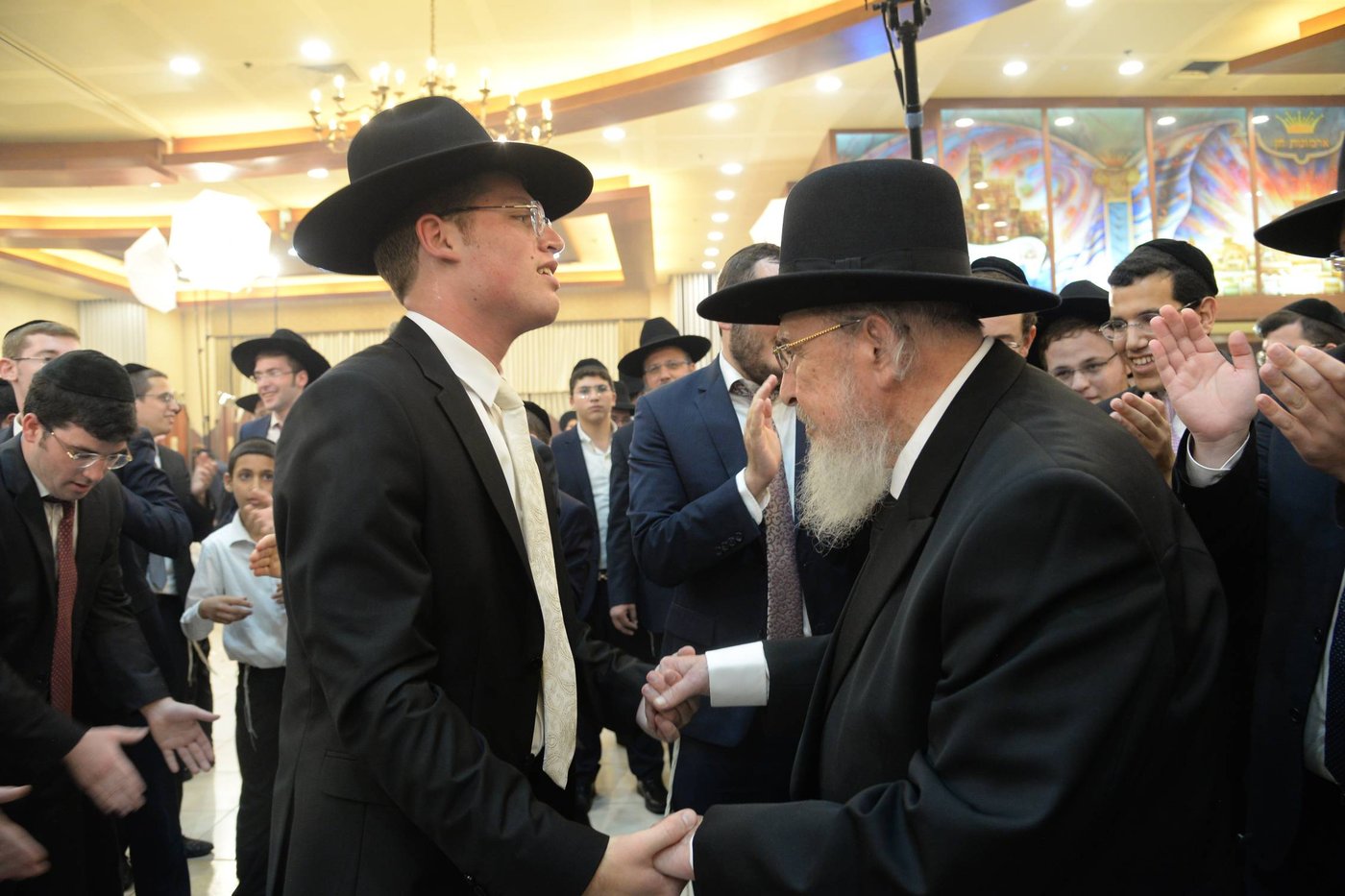 ראש ישיבת 'עטרת' חיתן את נכדתו • גלריה
