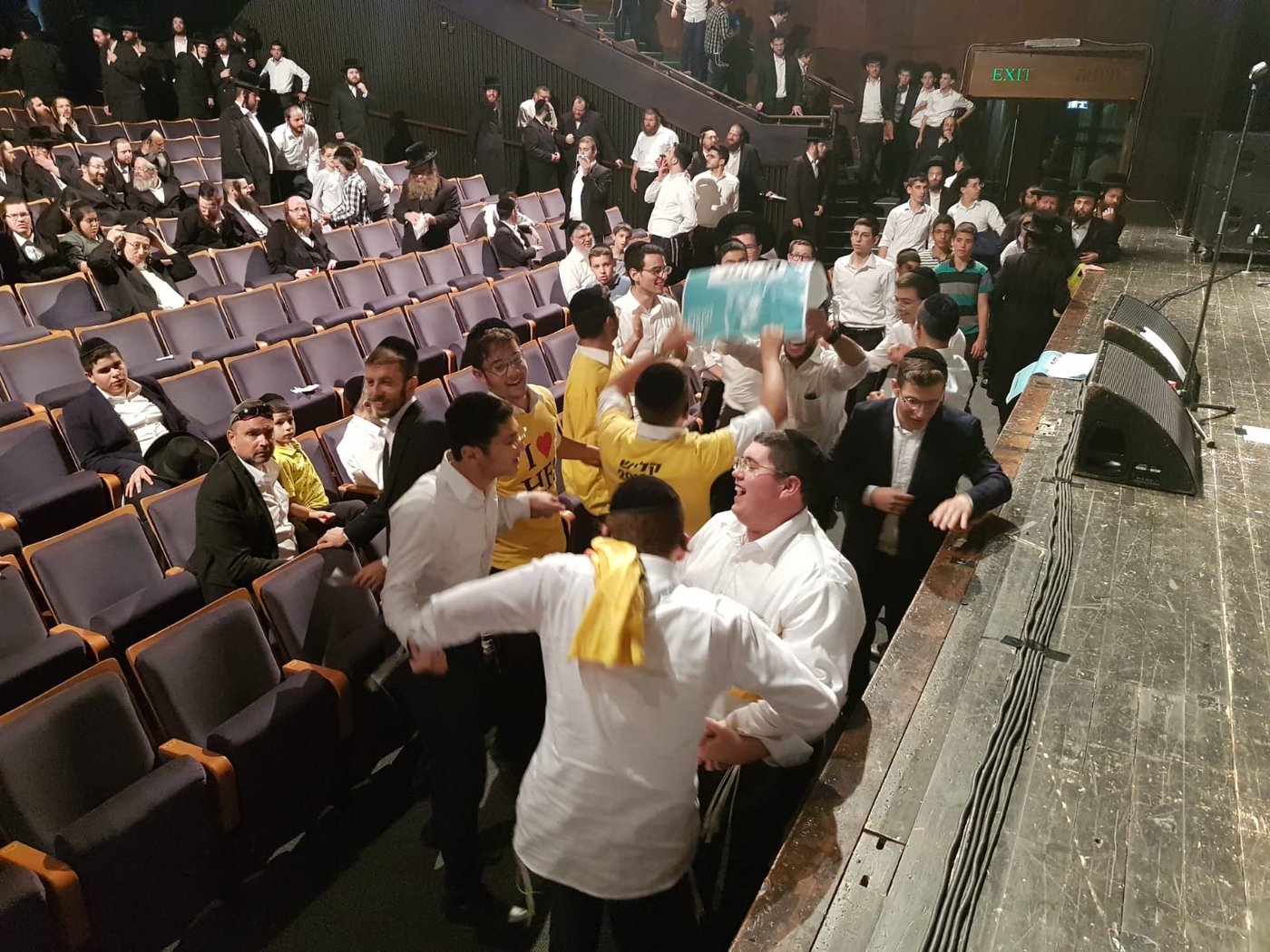 באירוע ביוזמת יונה יהב: שלטי תמיכה בעינת קליש
