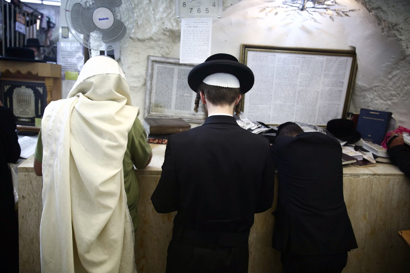 תיעוד: תפילת שחרית בציון שמעון הצדיק