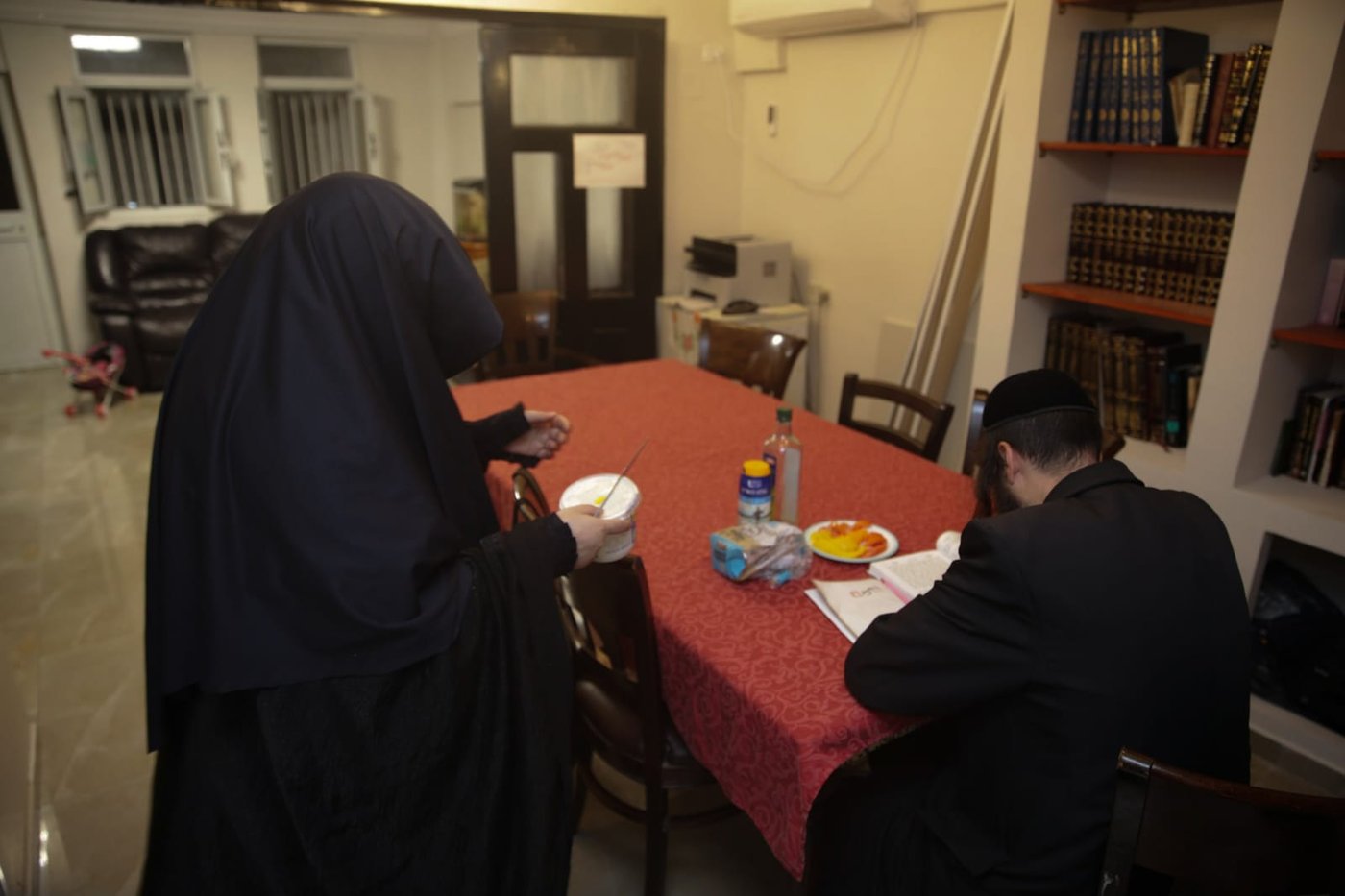 תיעוד נדיר ובלעדי: הצצה למשפחה מ"נשות השאלים"