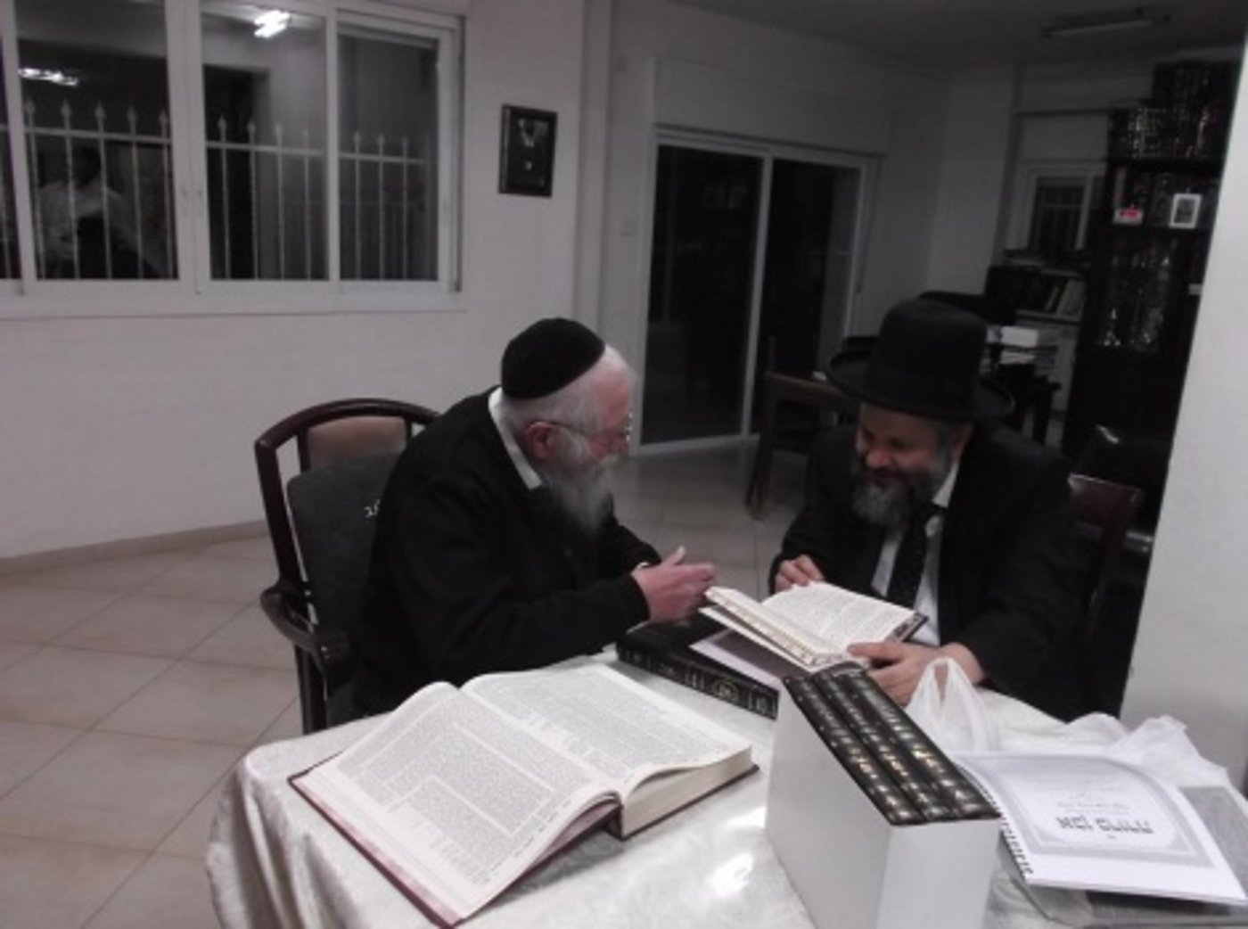 יצירת פאר: ספר "אבן ברורה" מתקבל אצל גדולי ישראל