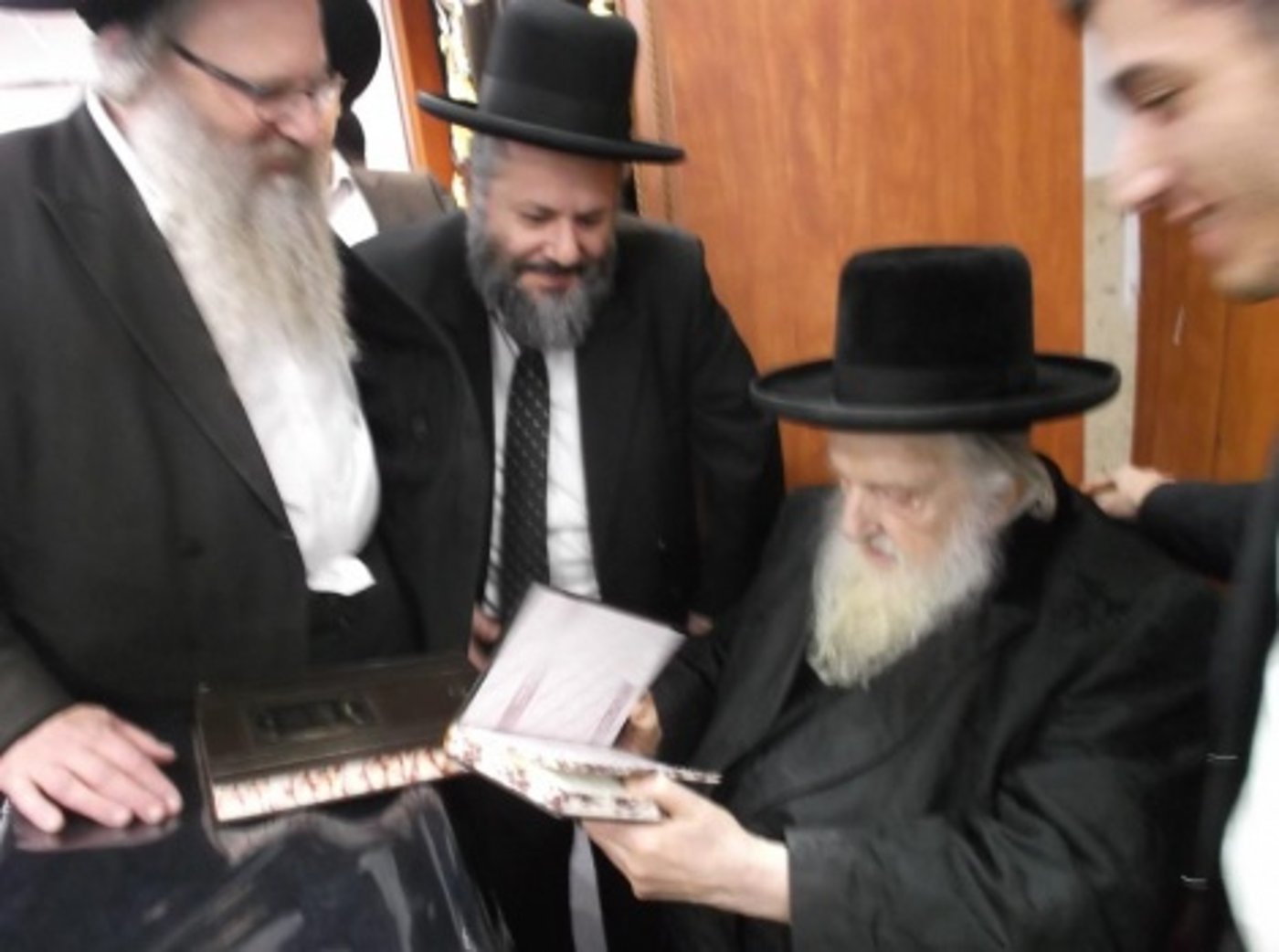 יצירת פאר: ספר "אבן ברורה" מתקבל אצל גדולי ישראל