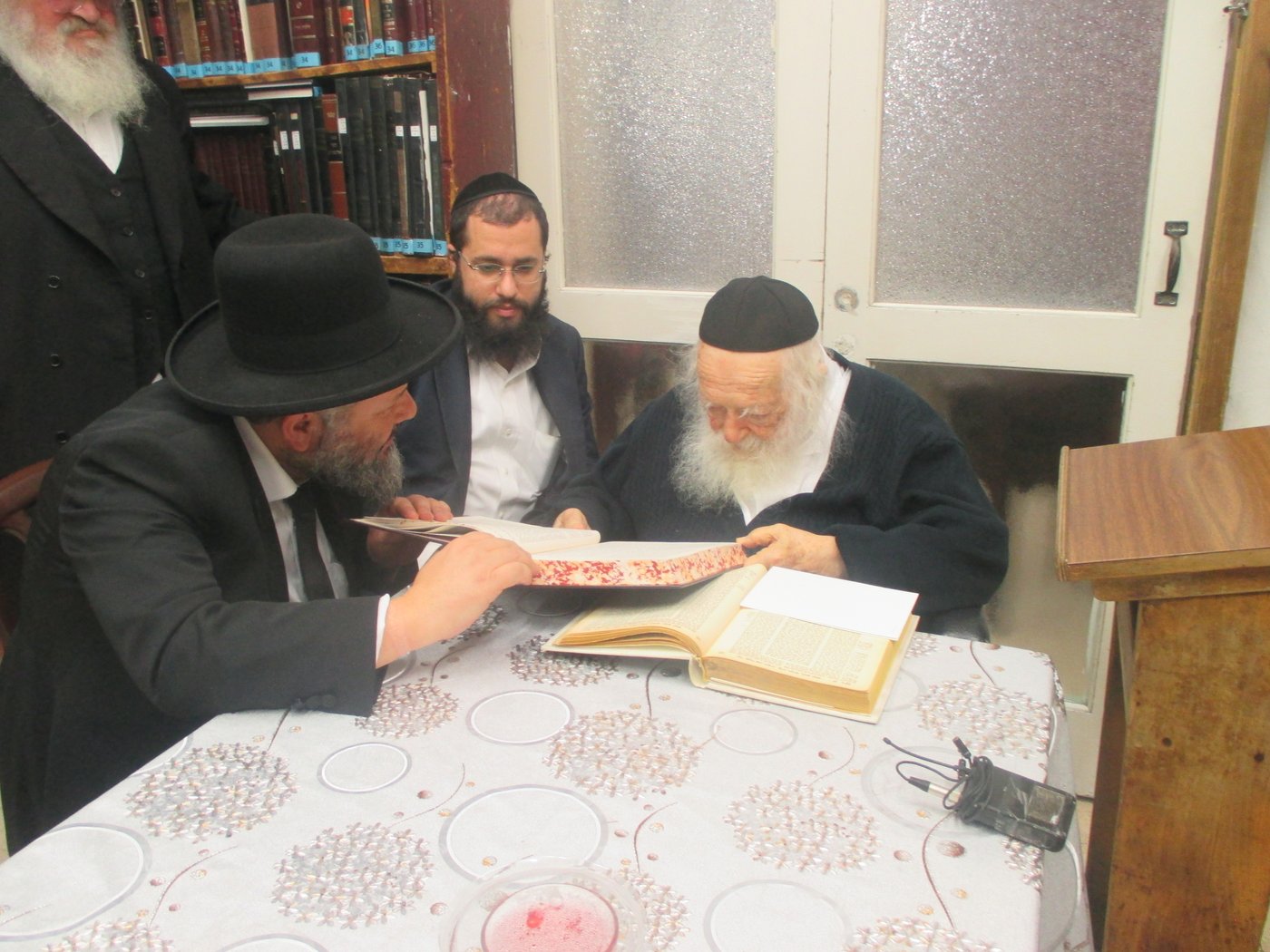 יצירת פאר: ספר "אבן ברורה" מתקבל אצל גדולי ישראל