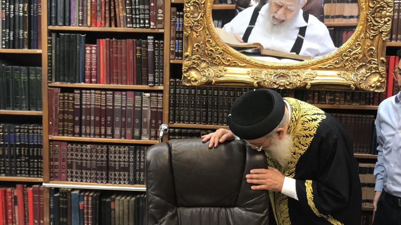 צפו: הראשון לציון בחדרו של מרן פוסק הדור הגר"ע יוסף זצוק"ל