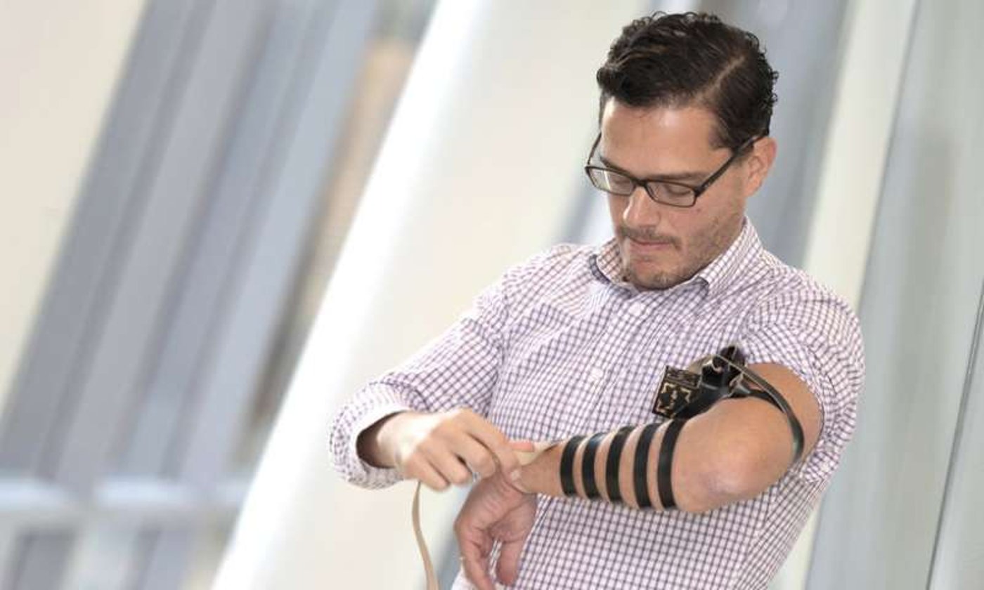 פרופ' רובינסטיין מדגים הנחת תפילין