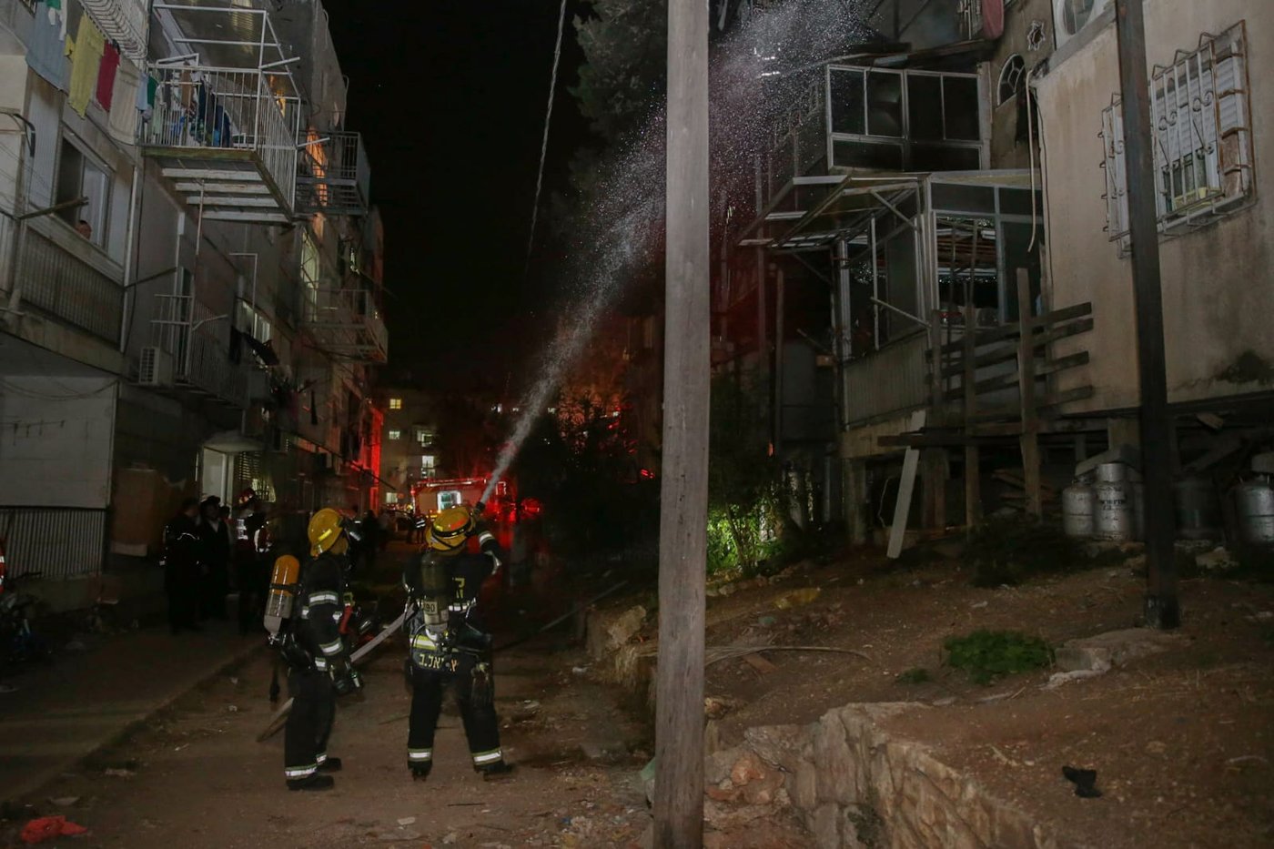 שריפה פרצה בבניין מגורים בשכונת הבוכרים. צפו