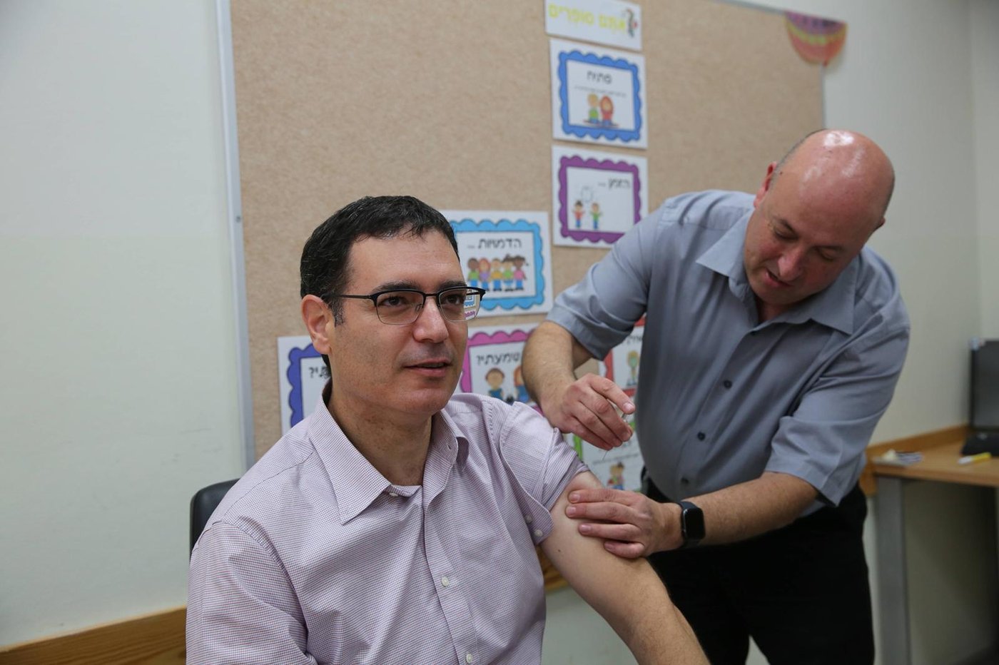 תיעוד: סגן השר ליצמן התחסן נגד שפעת