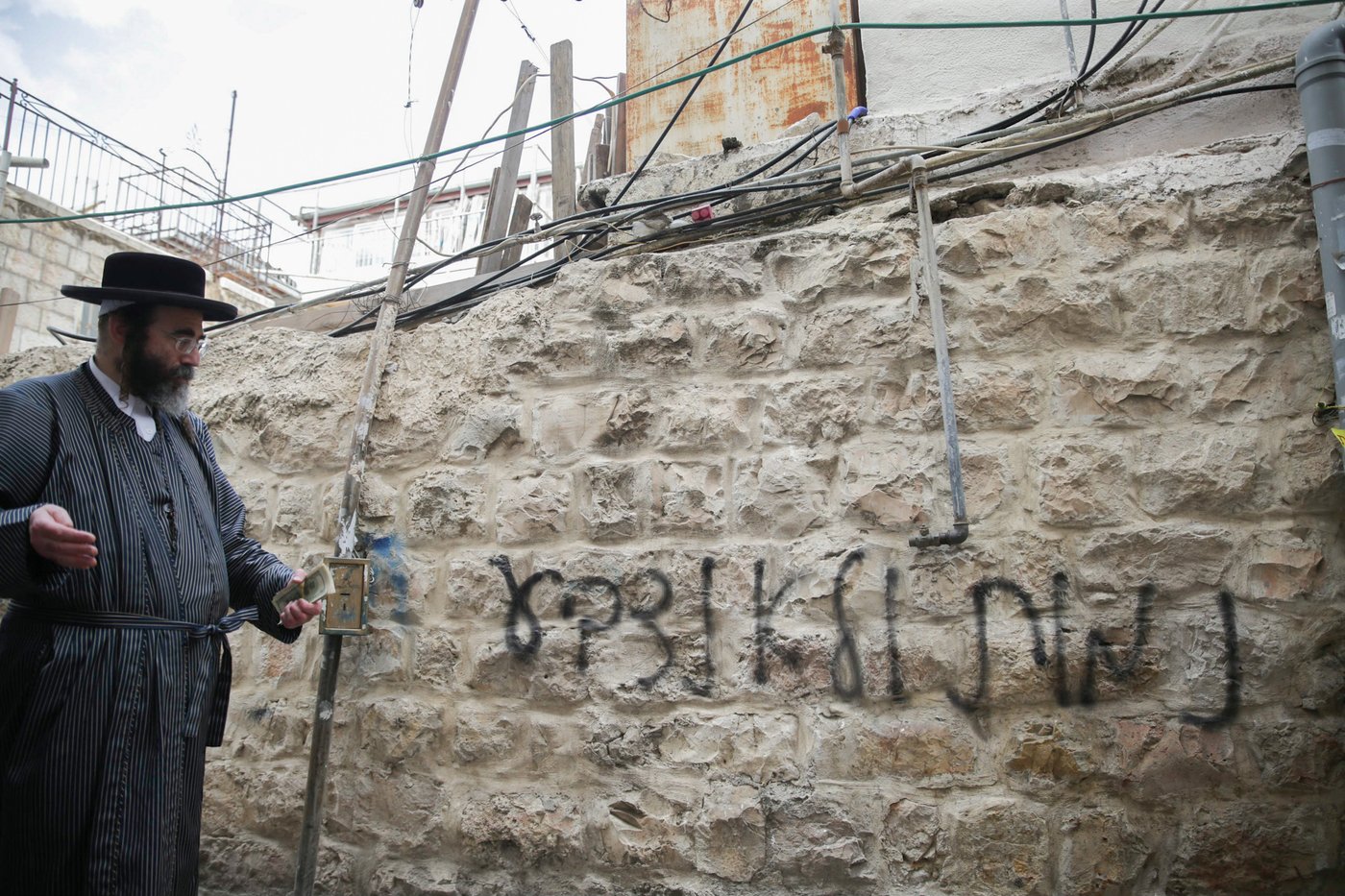 חגיגת גרפיטי במאה שערים נגד הבחירות. צפו