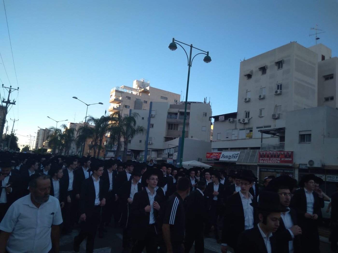 אלפים ליוו את ספרי התורה שנשרפו • תיעוד