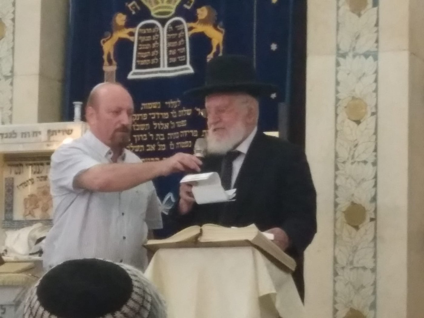 אלפים ליוו את ספרי התורה שנשרפו • תיעוד