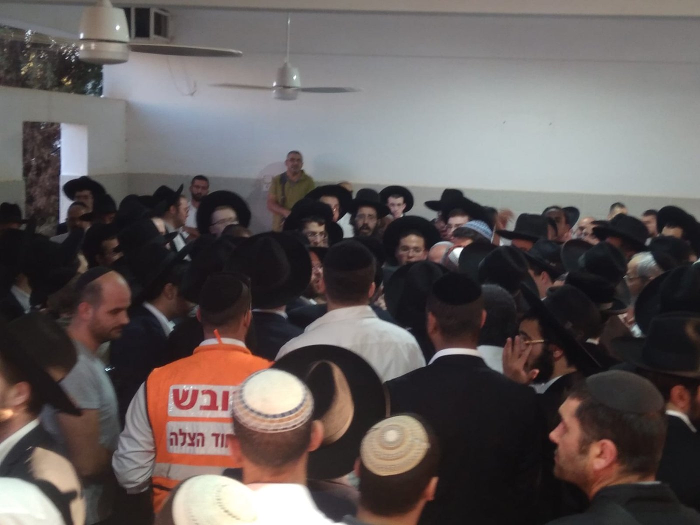 אלפים ליוו את ספרי התורה שנשרפו • תיעוד