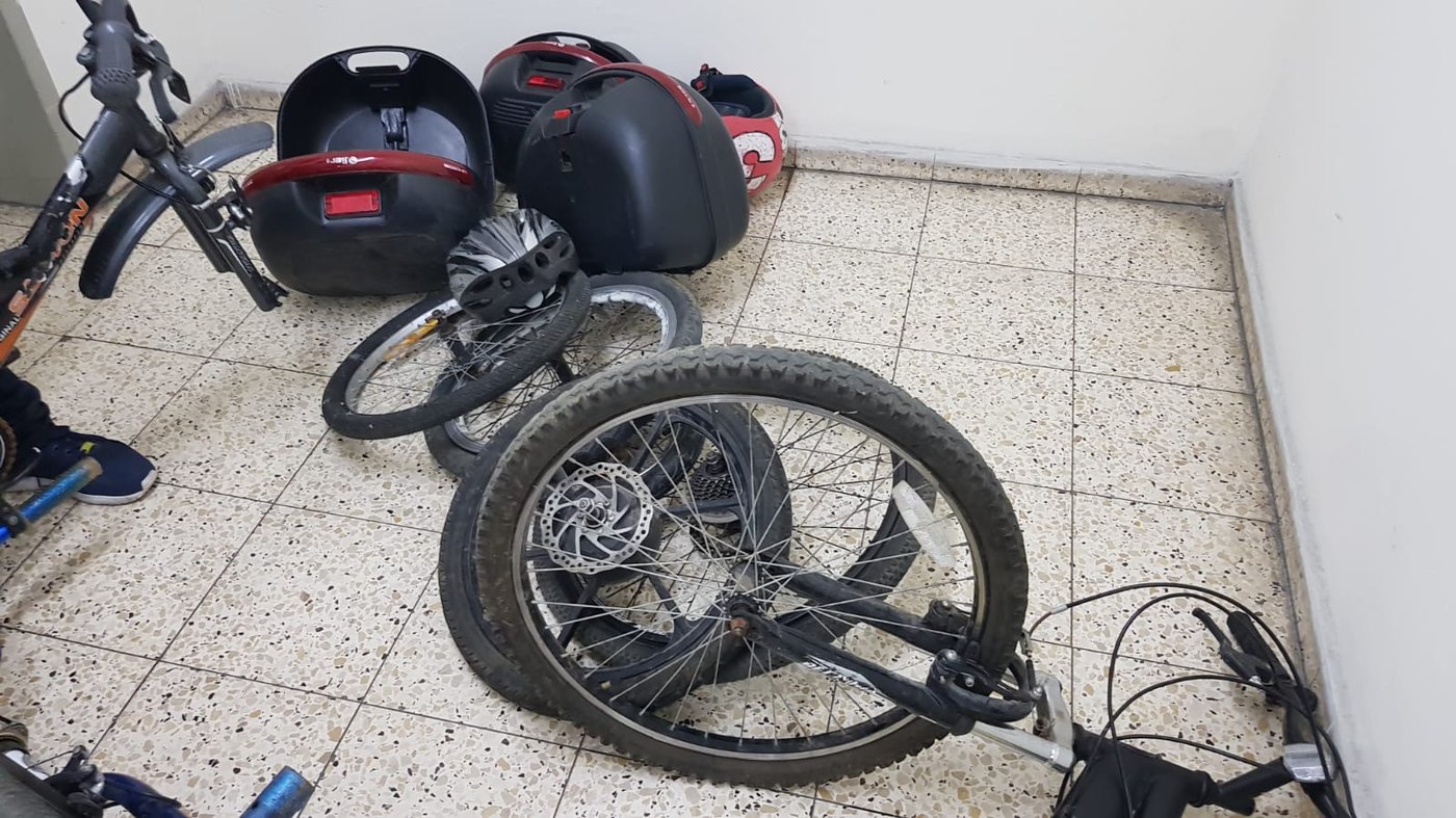 כוחות פשטו על מחסן הגנבים; שניים נעצרו