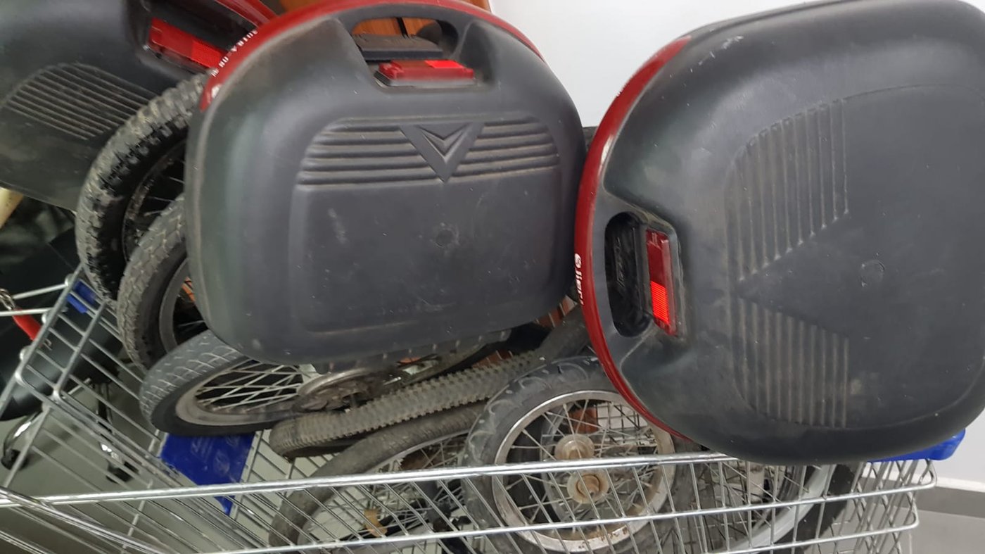 כוחות פשטו על מחסן הגנבים; שניים נעצרו
