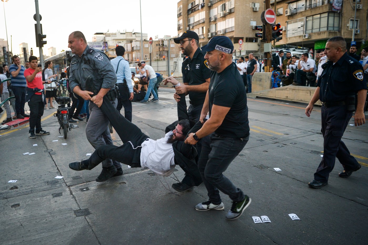 השוטר התפרץ: "הלוואי שתתחשמלו" • צפו